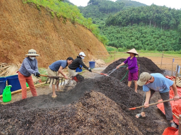 住民が協力して堆肥づくりをする様子