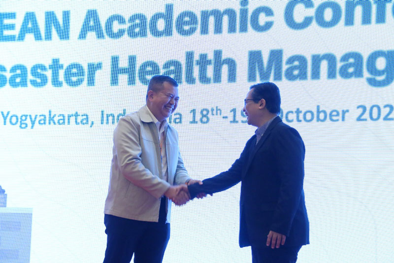 今回の学術会議を持って、AANDHMの運営員会議長国がタイからインドネシアにバトンタッチ（左：Dr. Atcharya（タイ）と右：Dr. Yodi（インドネシア））タイNIEMの皆さん、2年間お疲れ様でした！