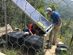写真2．観測点にて日本側専門家の説明の下、機器の保守点検作業を実践するネパール側カウンターパート