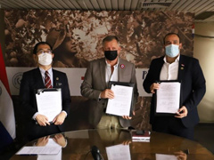署名式：左からJICA所長、、MAG大臣、SENAVE総裁