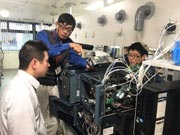 神戸検疫所にて、機器メーカーのエンジニアからLC/MS/MS本体のメンテナンスについて研修を受けるカウンターパート（中央）。