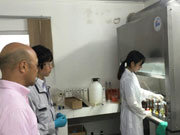 SENAVE研究所にて溶液作成の技術指導を行う座間専門家（中央）