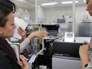 島津製作所にて研修を受けるカウンターパート。