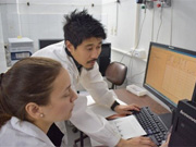 SENAVE研究所にて技術指導を行う田中専門家（左）