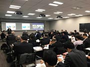 ゴマプラットフォーム会議で発表を行う滝本リーダー。
