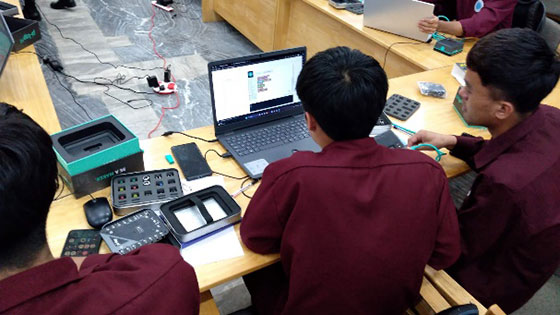 持参のラップトップをpi-topにつなぎ、プログラミング（写真／山田浩司）