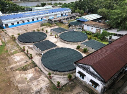 CTU水産養殖学部の敷地に設置された、バナメイエビ用の閉鎖循環式養殖システム（中央の計6個の円形と四角形の水槽）