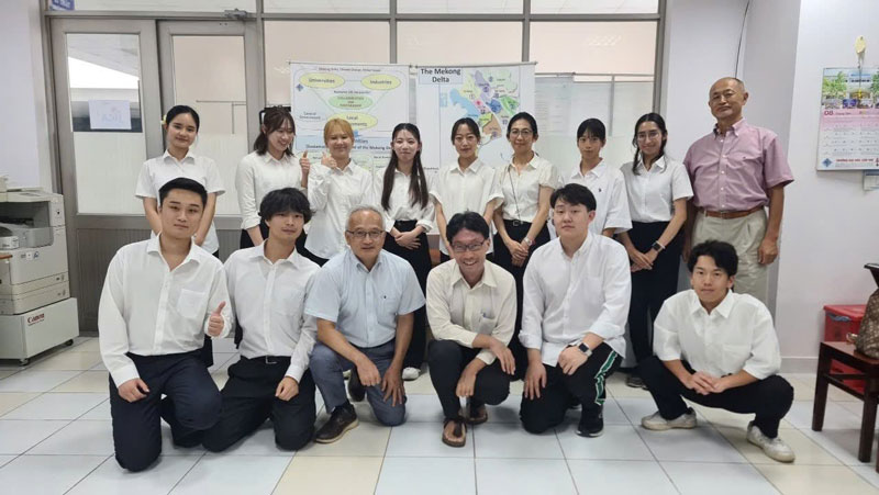 龍谷大学の皆さん（前列左から三人目は大原教授。その右は今井コーディネーター。後列右端は田中チーフアドバイザー。）