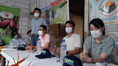 JICA Colombia Resident Representative Sato explains JICA cooperation (back of photo, front: project experts and mission members)
