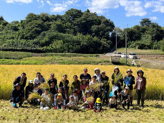 4. ブータンと友好関係にある上野村の子供たちと稲刈り交流