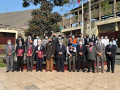 CISMID中庭にて集合写真
