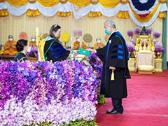 Her Royal Highness Princess Chulabhorn Krom Phra Srisavangavadhana confers the honorary PhD degree upon Prof. Masaaki Morikawa.