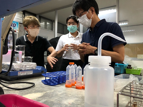 Dr. Toyama (right) conducts training on the culture and anlyzsis of duckweed horobiont for wastewater treatment