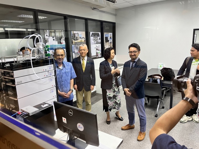 HPLC（高速液体クロマトグラフィー）を視察するKU学長