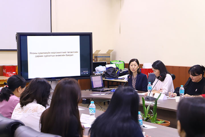 「日本における看護職員の卒後研修の状況」を共有される様子