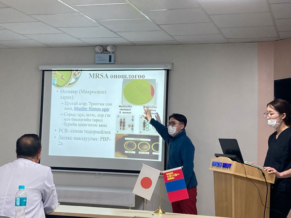 写真. オルホン県地域診断治療センターにおいて勉強会を主導する研修医たち