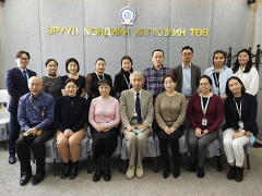 保健開発センター（CHD）人材育成部はじめ関係者方々と明石新チーフアドバイザー（中央）テグシェーアシスタント（後方列左から2人目）