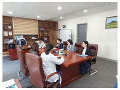 写真1. 院長先生に評価の目的について説明をする担当官