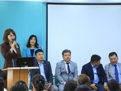 開会式で挨拶をする保健開発センター長B.Narantuya氏と来賓の方々