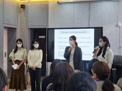 JICA本部視察団の方々からの挨拶（左から鼻戸理沙職員、磯川笙子職員、佐藤里衣課長）