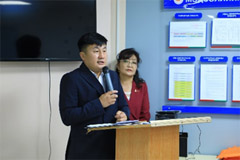 開会式で挨拶を行うNaran-Erdene院長