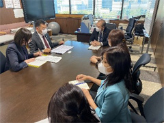 厚生労働省でモンゴル国の紹介を行うErdembileg事務次官