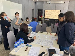 検討内容を吟味する古屋専門家とワーキンググループメンバー
