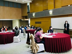 講義の様子を真剣に聞く参加者たち