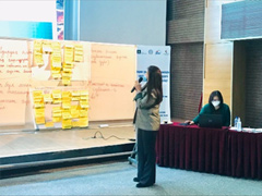 討議の結果についてプレゼンする参加者