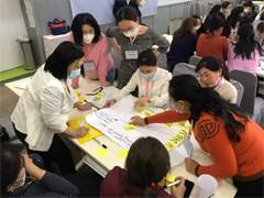 病院の課題について活発に議論する研修生たち