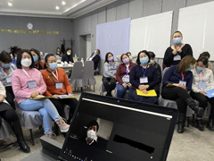 草場医師に様々な質問をする研修生の様子