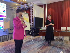 小グループの発表の司会をするUlaambayar氏