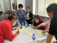 新人助産師の教育について話し合う様子
