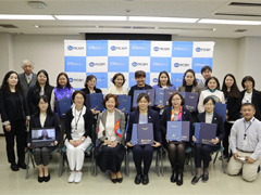 研修の修了式・閉会式を終えて研修員と関係者一同