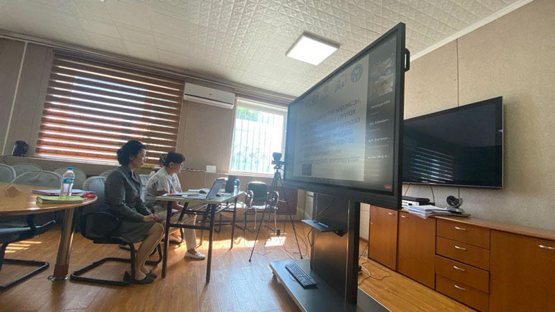 オンライン研修の開会　ウランバイヤー理事が司会される様子