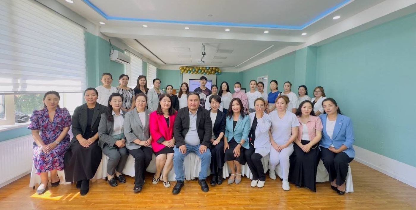 新人看護師研修開会式の集合写真　　