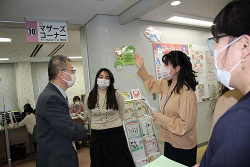 子育て中の女性を支援するマザーズコーナーについて説明を受ける研修員たち