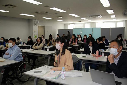 伊豫さんの説明に熱心に聞き入る研修員たち