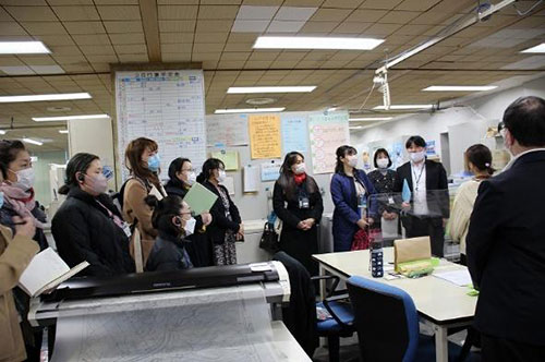府庁の１階にあるハートフルオフィスを見学する研修員たち