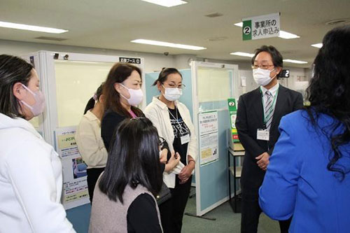 研修員たちはハローワーク淀川内を見学しながら、事業者と求人者をつなぐハローワークの機能について学んだ