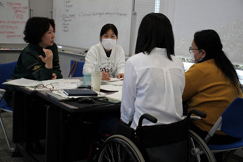 グループに分かれ熱心に議論する研修員たち