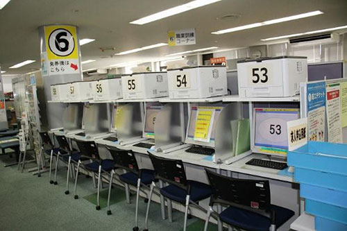 パソコンで求人情報を閲覧できるコーナーも整っている