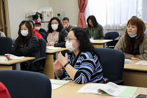 熱心に質問する研修員