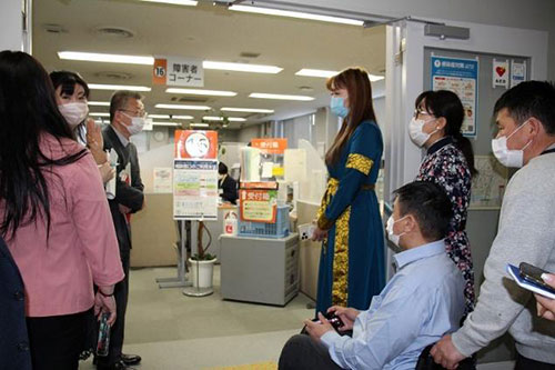 障害者コーナーでも熱心な質疑応答が続いた