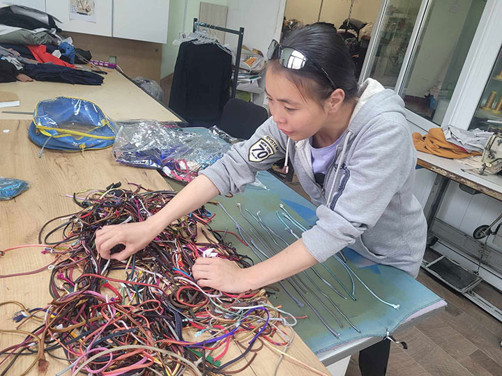指示に従って色分け作業をするエルベグザヤさん