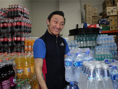 M-martの倉庫で笑顔を見せるイフバヤルさん