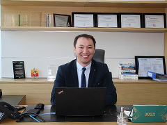 「アンホーチメグさんは僕の右腕です」と話すE.プレヴェサンジュ支店長
