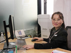 銀行からのサポートを受けて脊椎の手術を受けたバヤンズルフ支店のB.アンフザヤさん