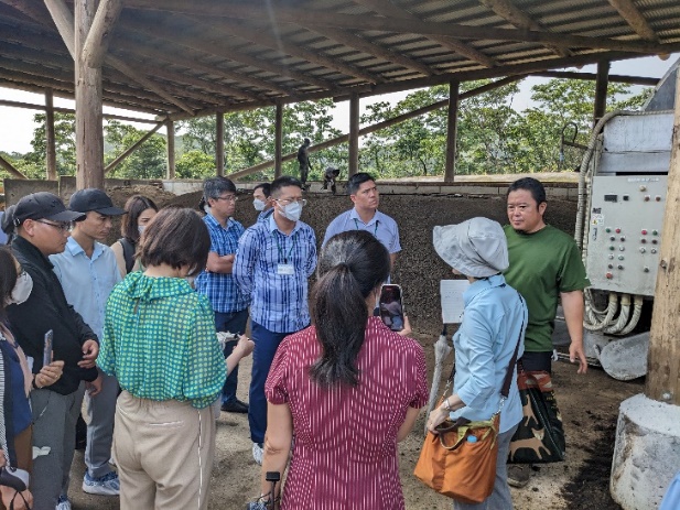 有機肥料や完熟堆肥を生産する堆肥舎の見学（四位農園）