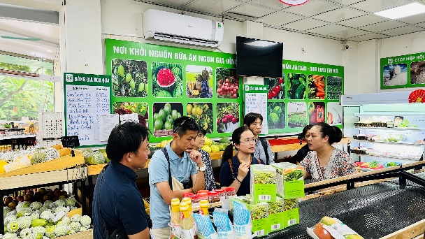 安全野菜販売店への聞き取り（ナムディン省）